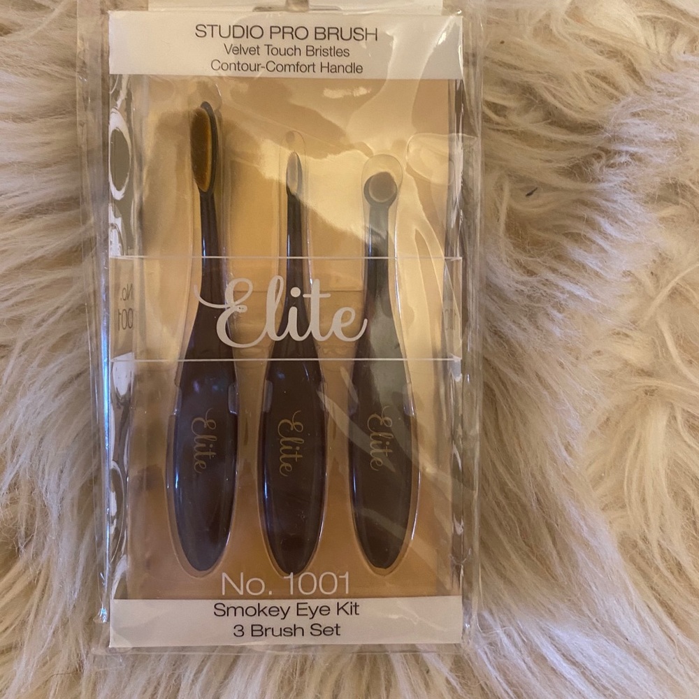 NWT Elite studio pro brush Smokey eye kit